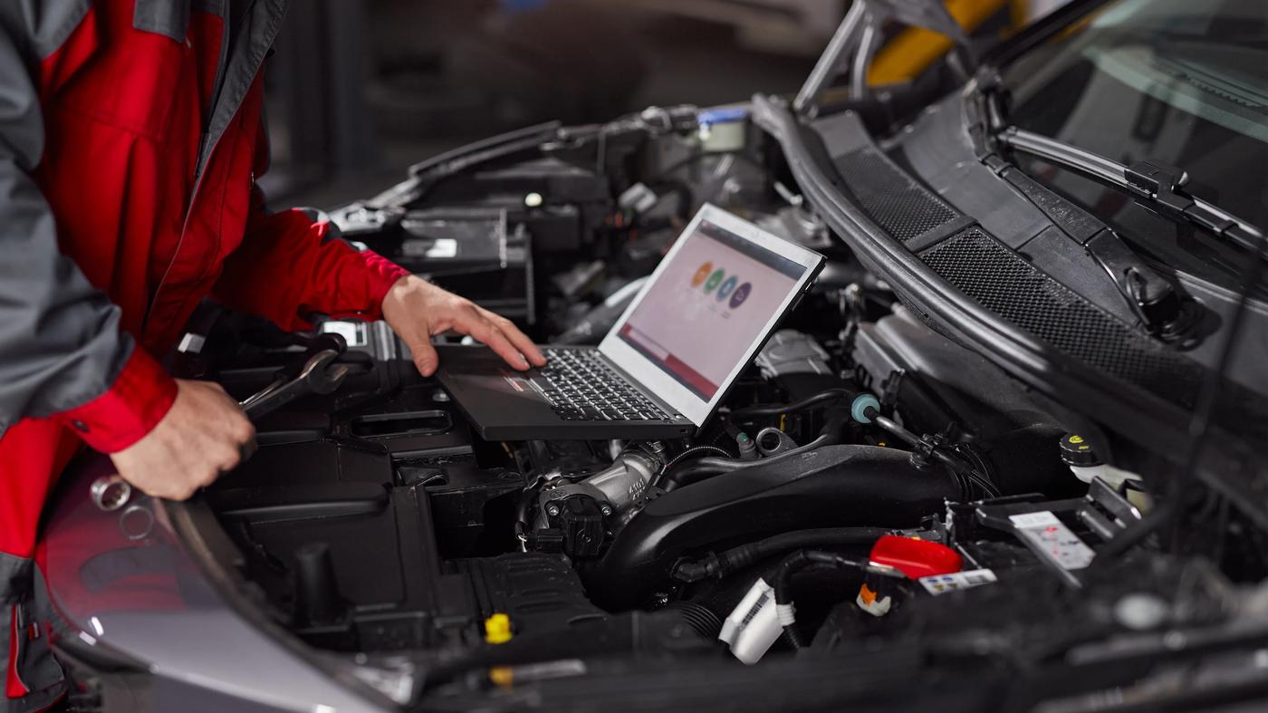 OBD2-Diagnosekabel am Fahrzeug für ECU Tuning und Datei-Auslesen